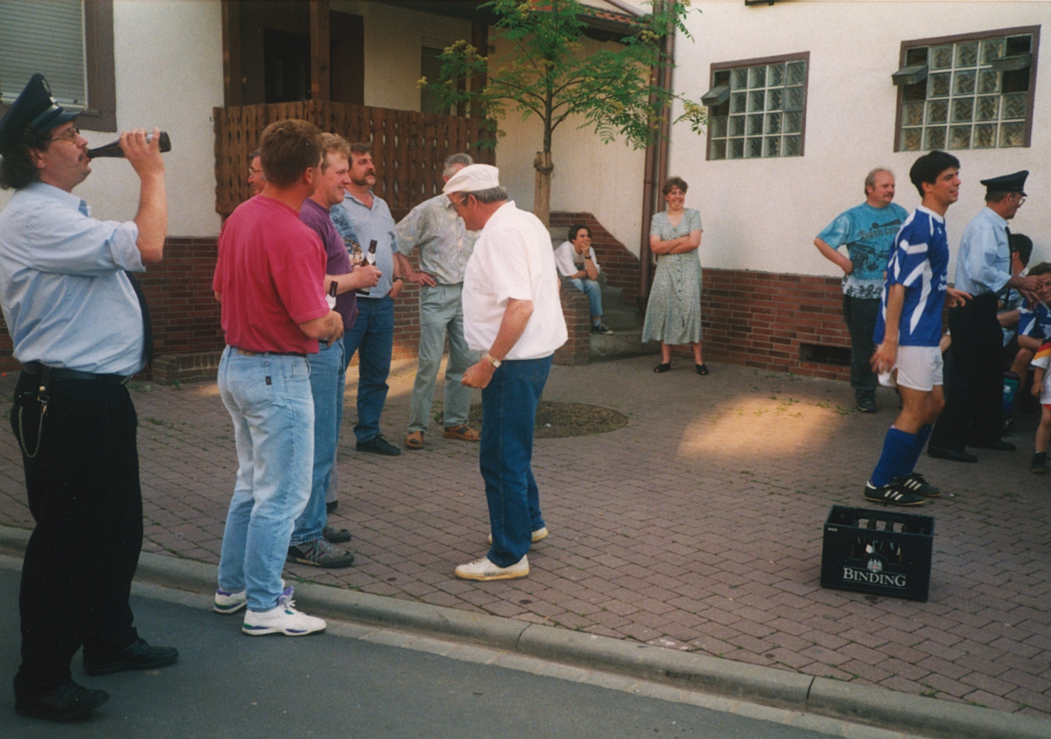 Die Fußballer des TVM feiern den Aufstieg am 28.5.1995